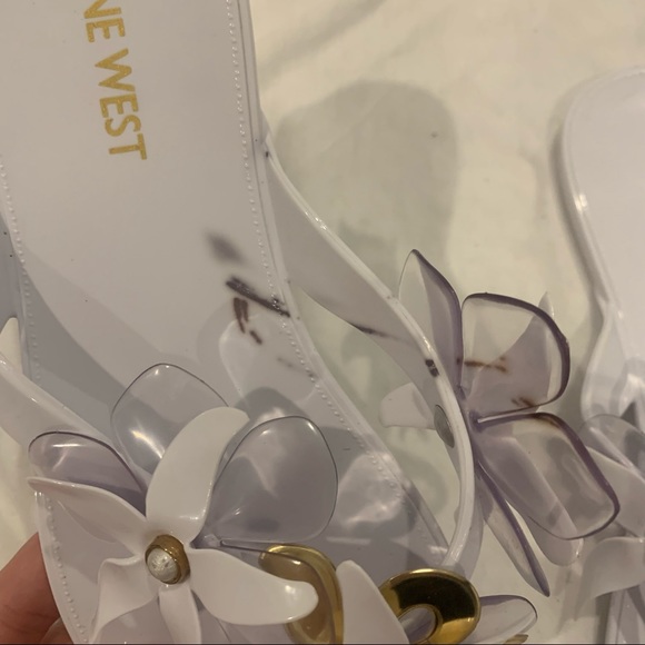 White and gold flower flip flop sandals - Picture 2 of 5